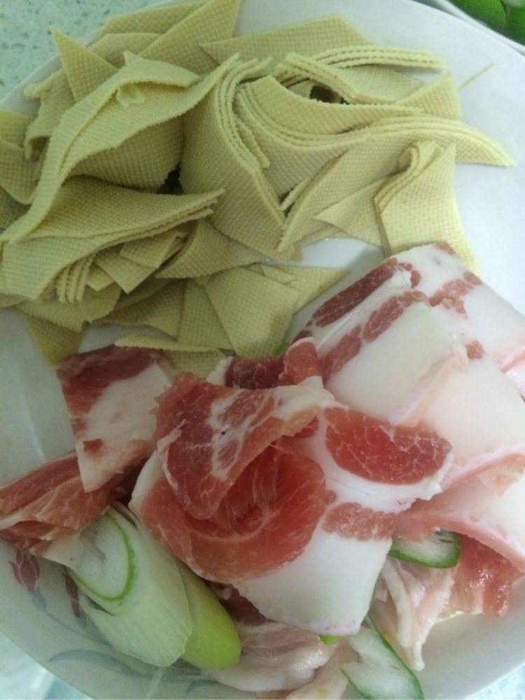 白菜豆腐片炒肉步骤2