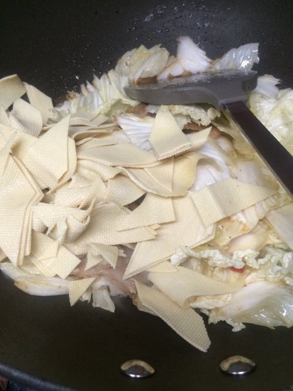 白菜豆腐片炒肉步骤6