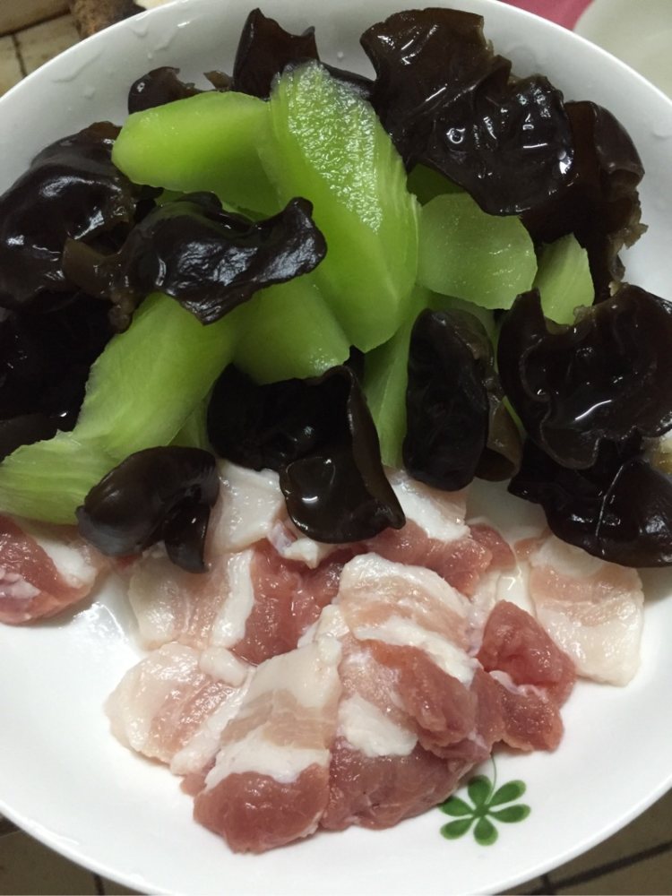 莴苣木耳炒肉片步骤1