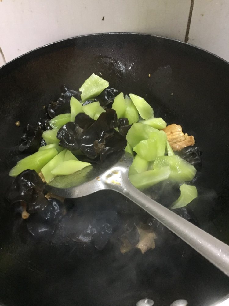 莴苣木耳炒肉片步骤5