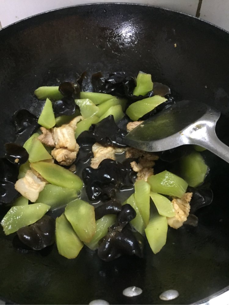 莴苣木耳炒肉片步骤6