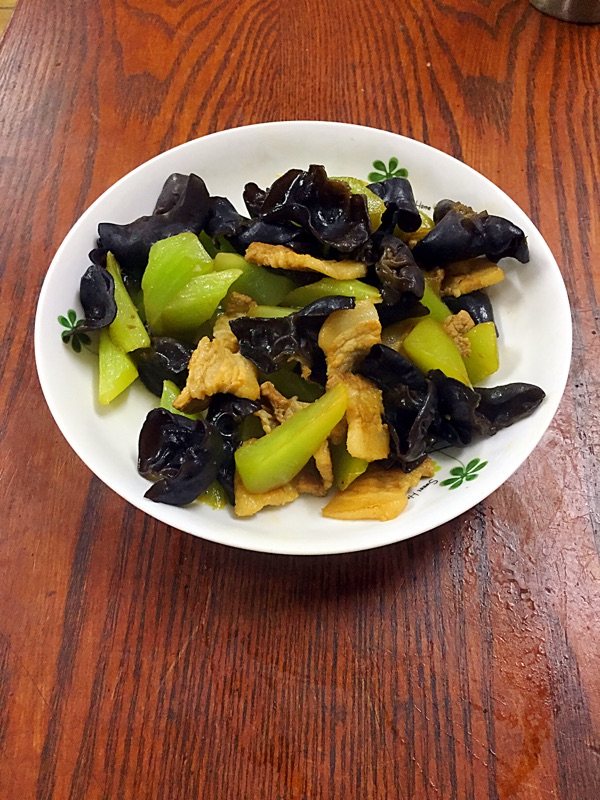 莴苣木耳炒肉片步骤9