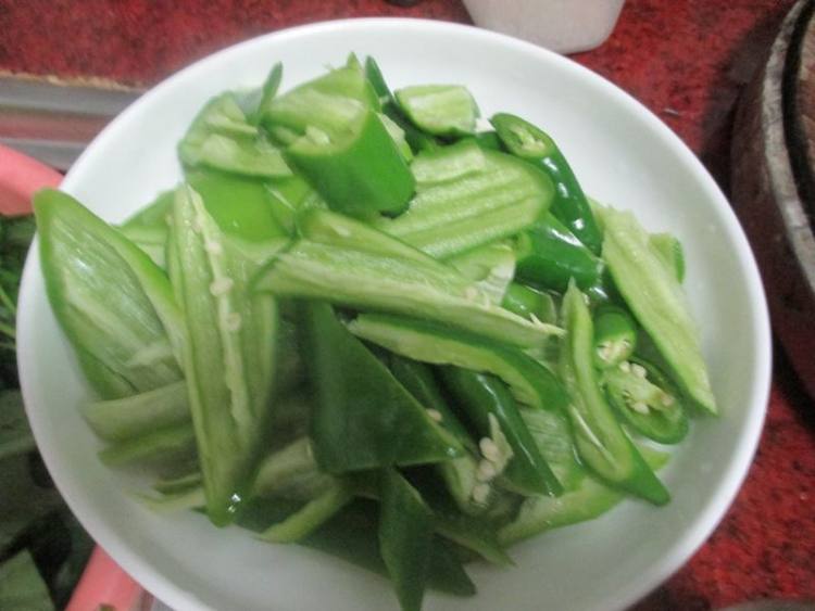 尖椒炒腩肉步骤1