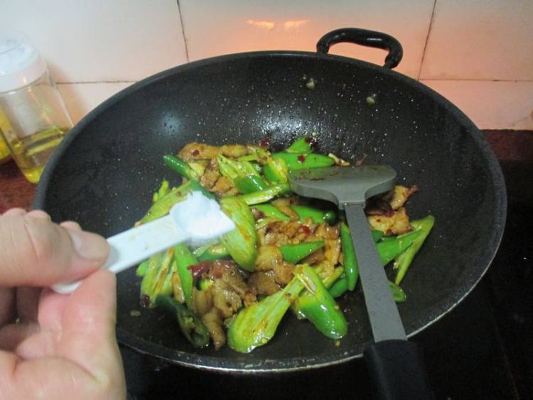 尖椒炒腩肉步骤7