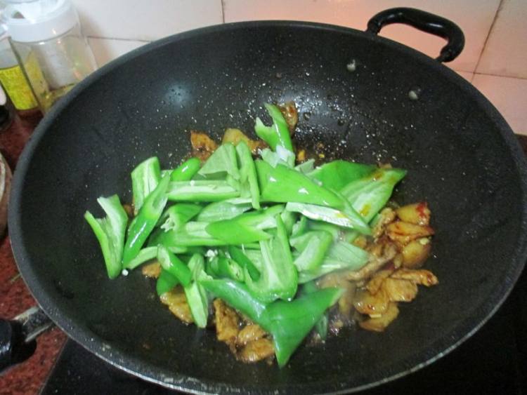 尖椒炒腩肉步骤6