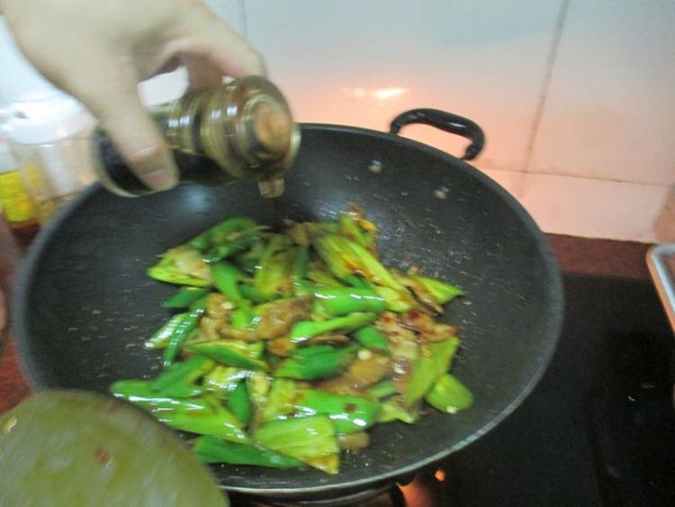 尖椒炒腩肉步骤8