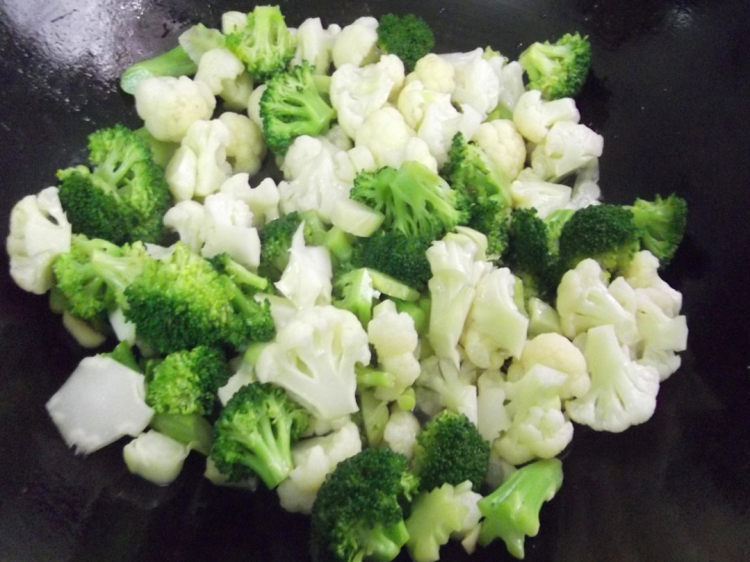 西兰花炒菜花步骤9