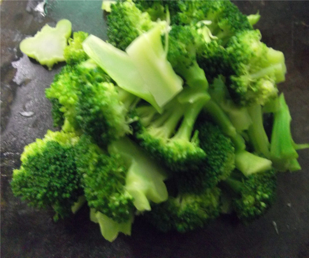 西兰花炒菜花步骤4