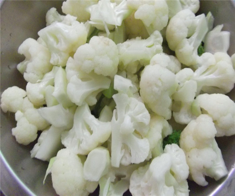 西兰花炒菜花步骤2