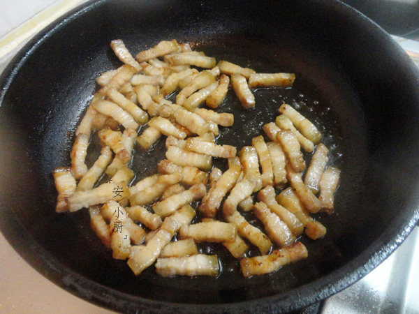 辣白菜炒五花肉条配卷步骤3