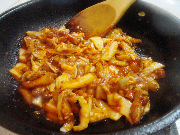 辣白菜炒五花肉条配卷步骤4