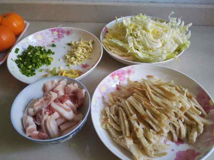 五花肉焖饼丝步骤1