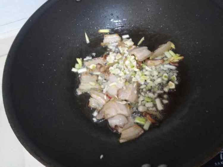 五花肉焖饼丝步骤2