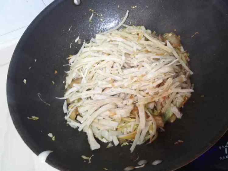 五花肉焖饼丝步骤5