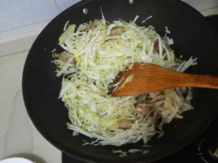 五花肉焖饼丝步骤3