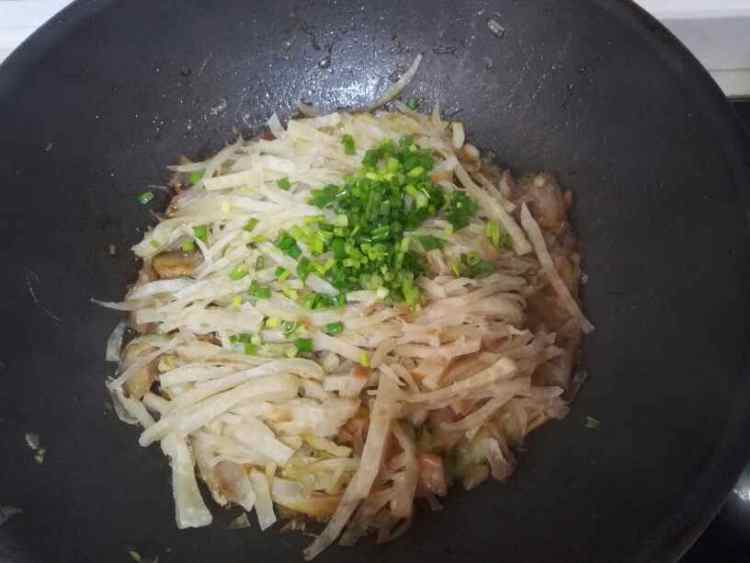 五花肉焖饼丝步骤7