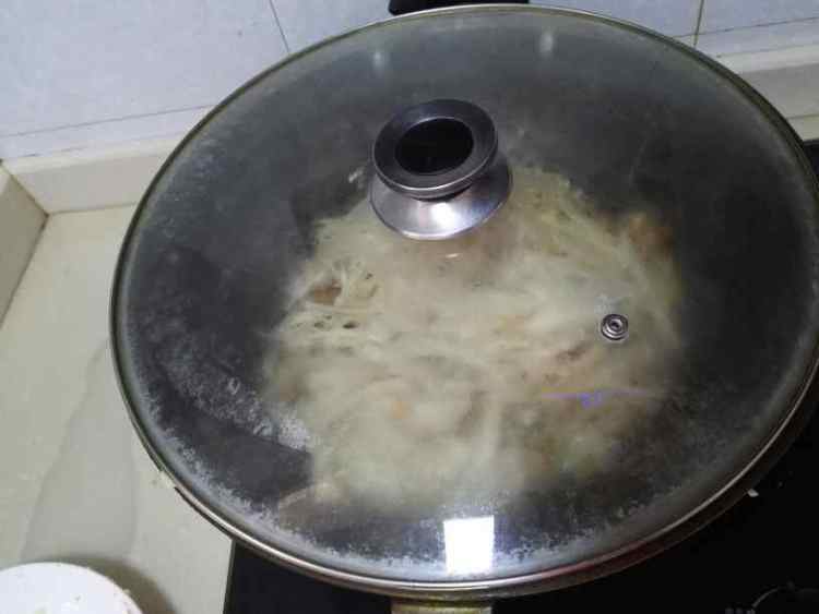 五花肉焖饼丝步骤6