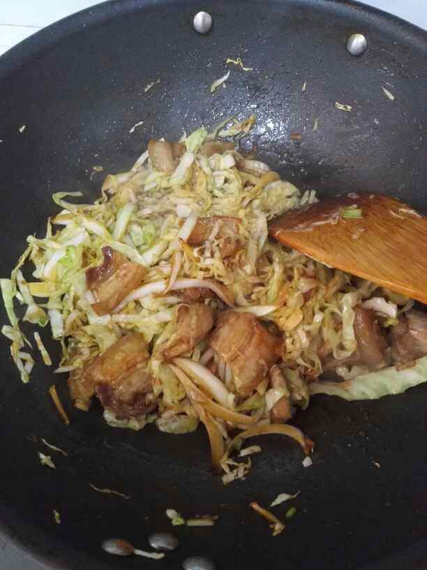 五花肉焖饼丝步骤4