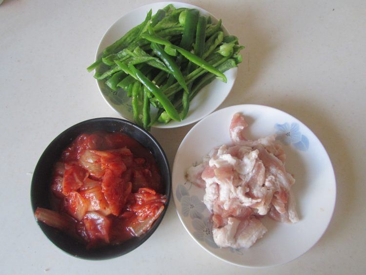 辣白菜炒五花肉 #本味步骤1