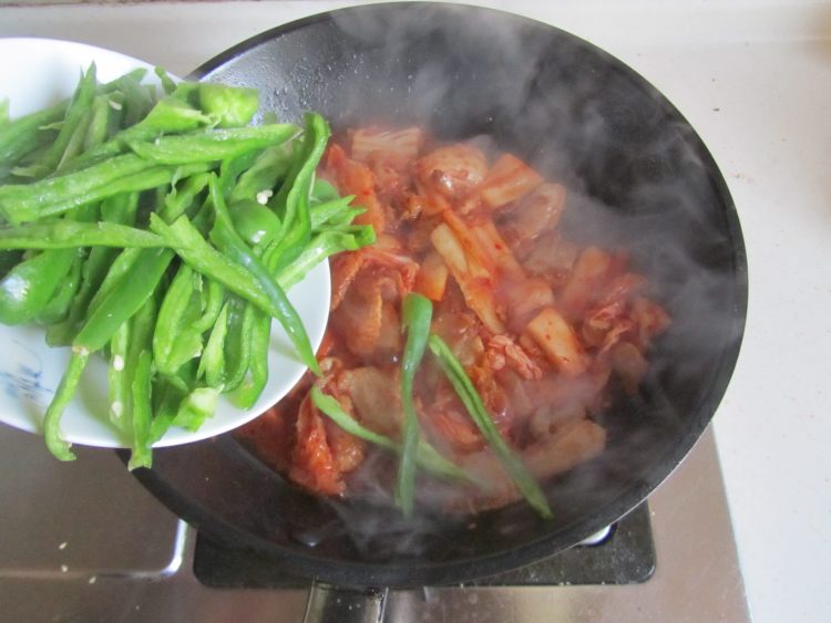 辣白菜炒五花肉 #本味步骤5