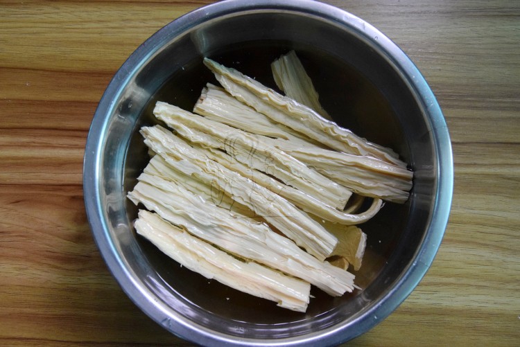 五花肉焖腐竹#本味家步骤2