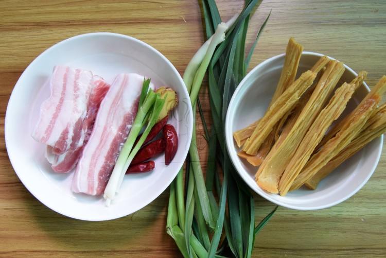 五花肉焖腐竹#本味家步骤1