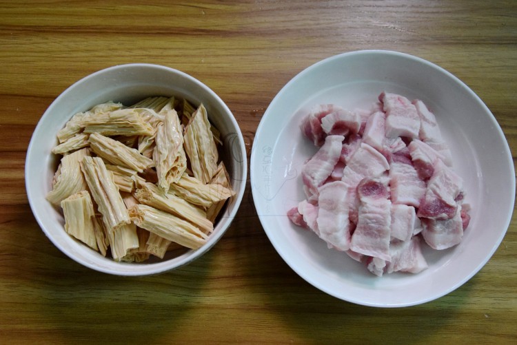 五花肉焖腐竹#本味家步骤4