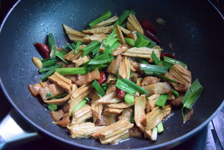 五花肉焖腐竹#本味家步骤9