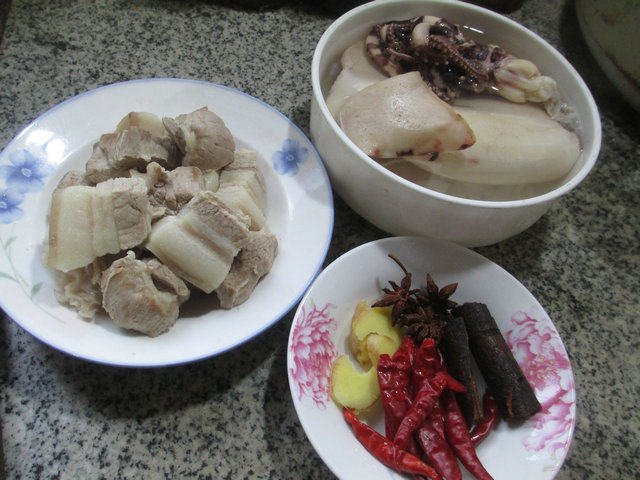 墨鱼鲞烧五花肉步骤1