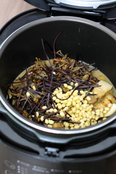 蕨菜黄豆炖肉步骤10
