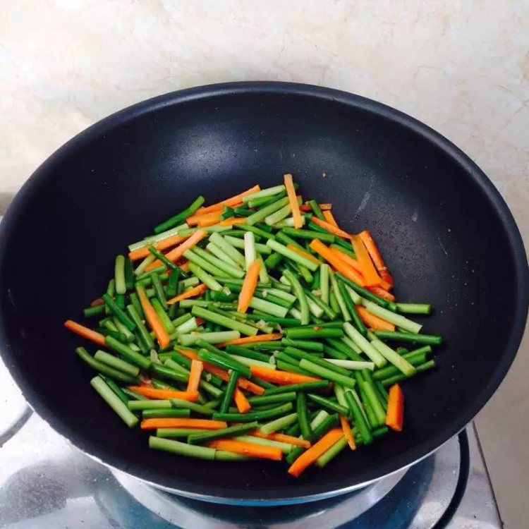 小炒蒜薹步骤7