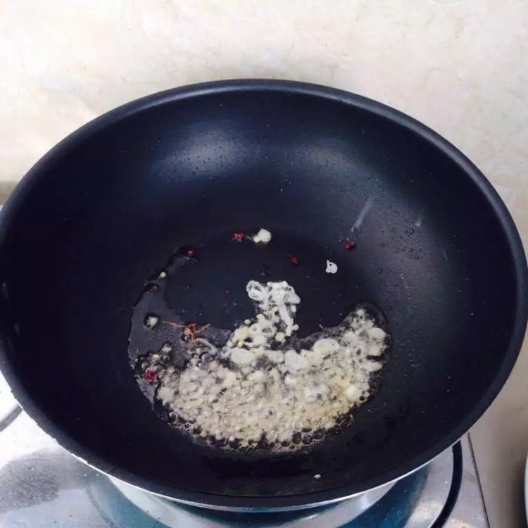 小炒蒜薹步骤6