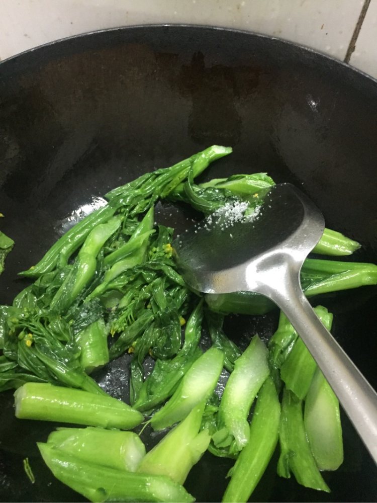 五花肉盖菜心步骤6