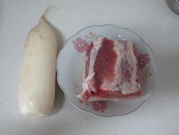 干锅白萝卜五花肉步骤1