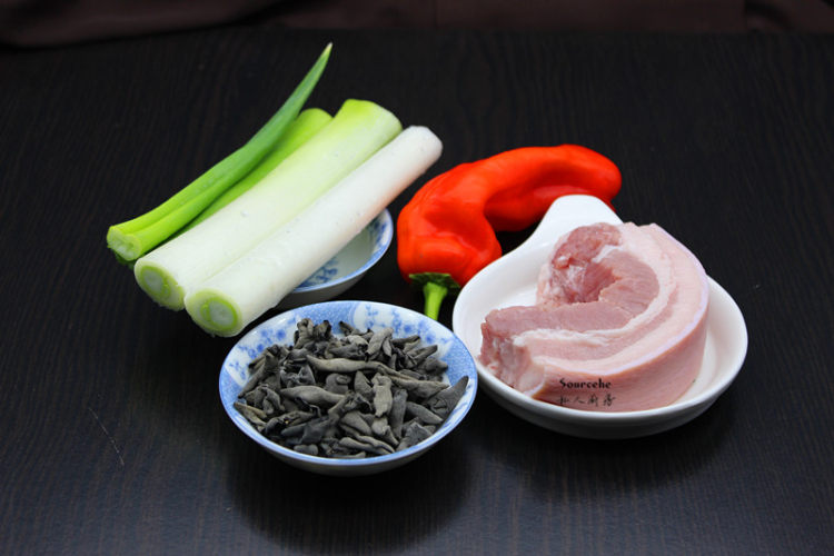 木耳炒五花肉步骤1