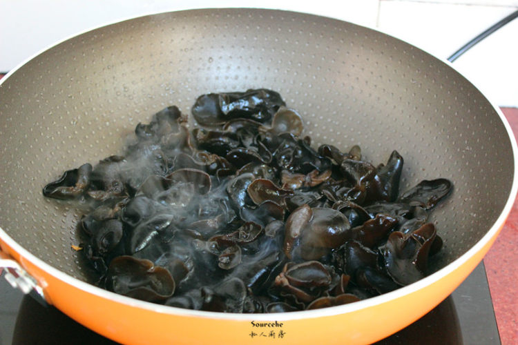 木耳炒五花肉步骤5