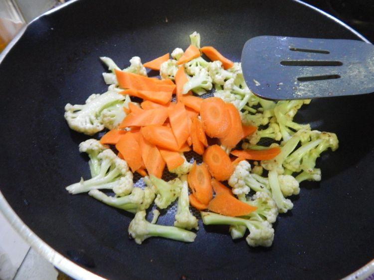 花菜炒五花肉步骤6