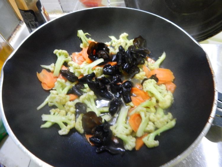 花菜炒五花肉步骤7