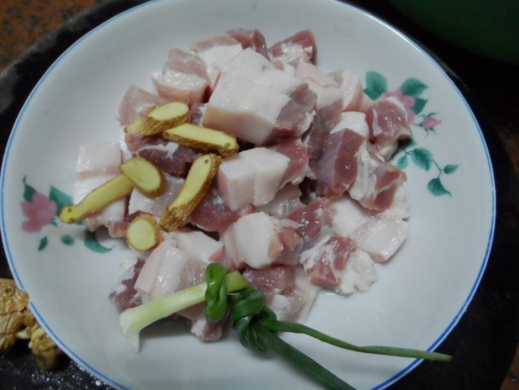 鸡蛋红烧肉步骤1