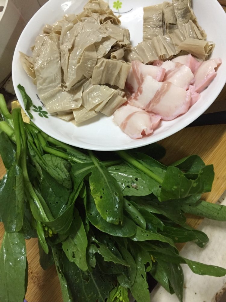 腐竹菜心炒五花肉步骤1