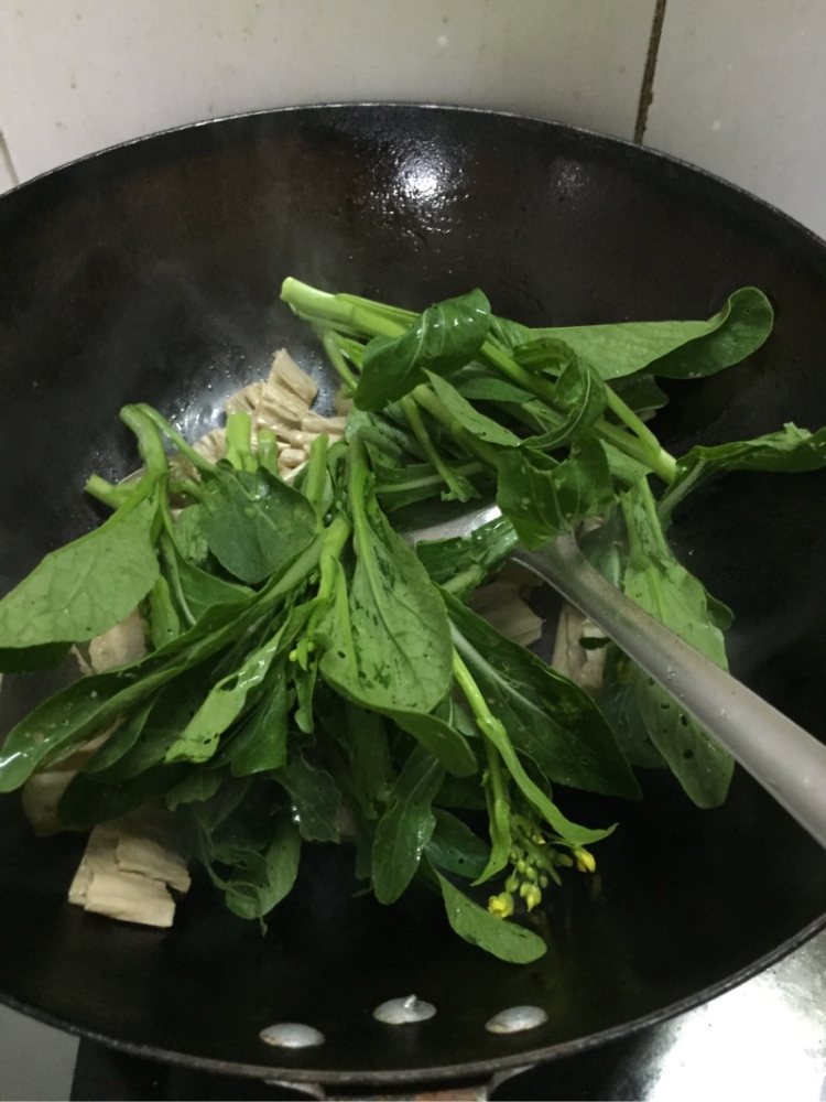 腐竹菜心炒五花肉步骤6