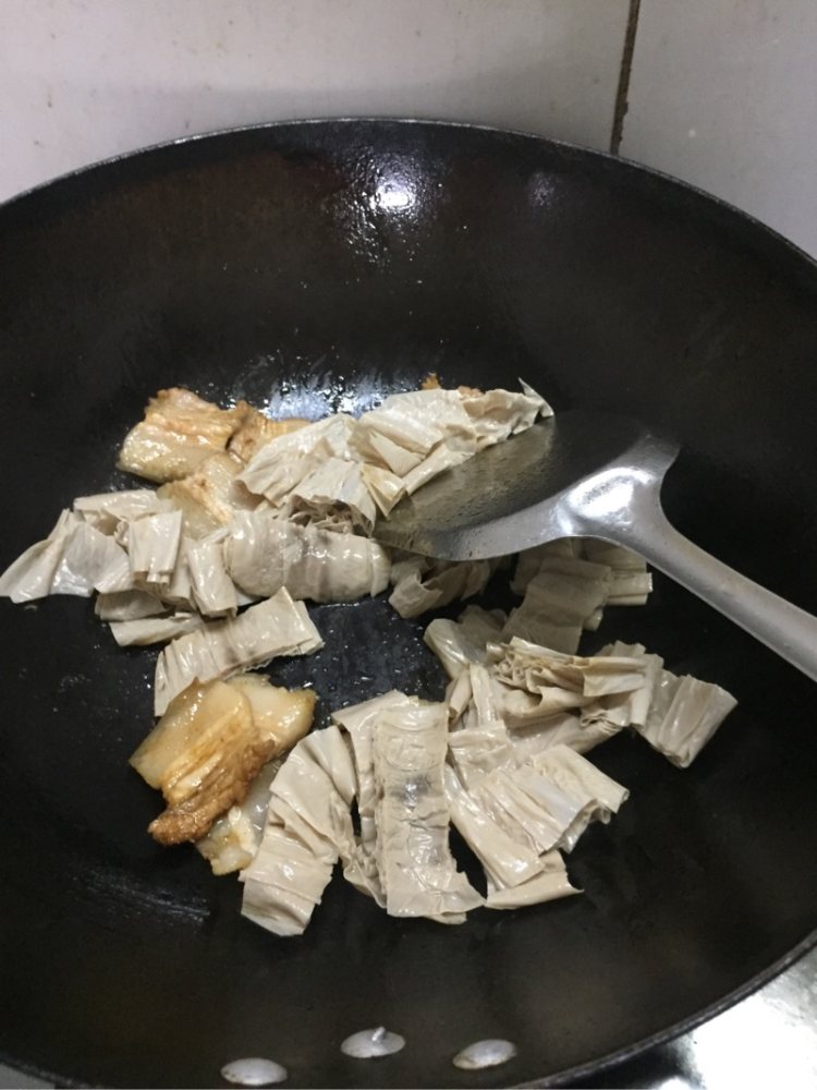 腐竹菜心炒五花肉步骤5