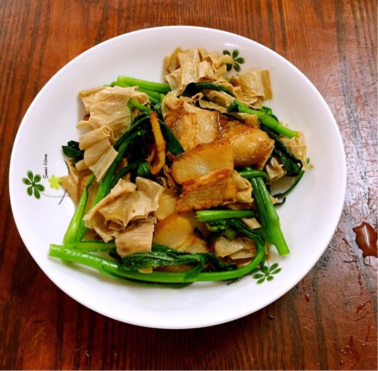 腐竹菜心炒五花肉步骤8