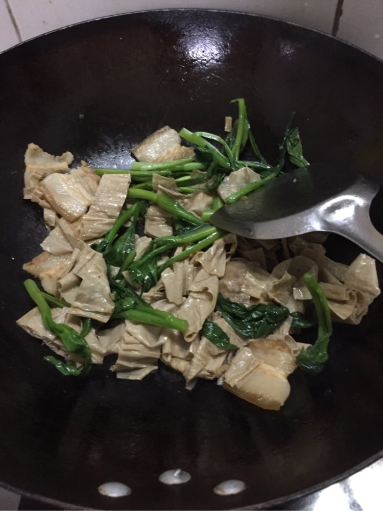 腐竹菜心炒五花肉步骤7