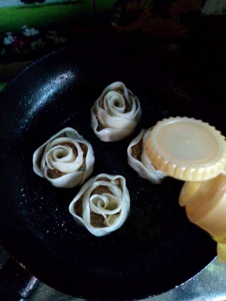 玫瑰锅贴步骤12