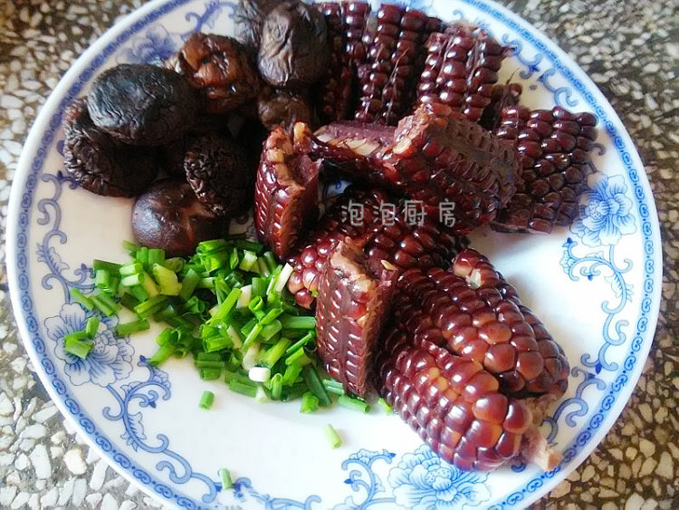 玉米红烧肉步骤1