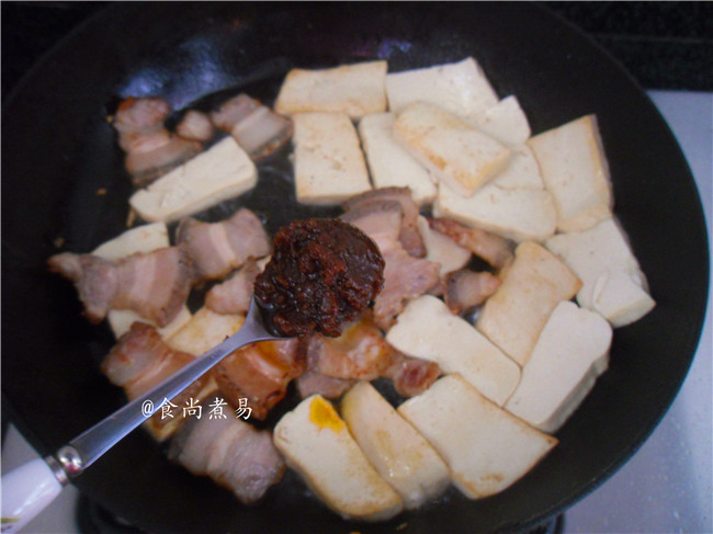 五花肉煎豆腐步骤5