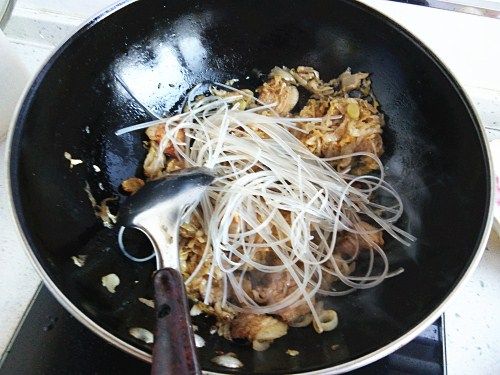 东北乡村风味酸菜粉步骤7