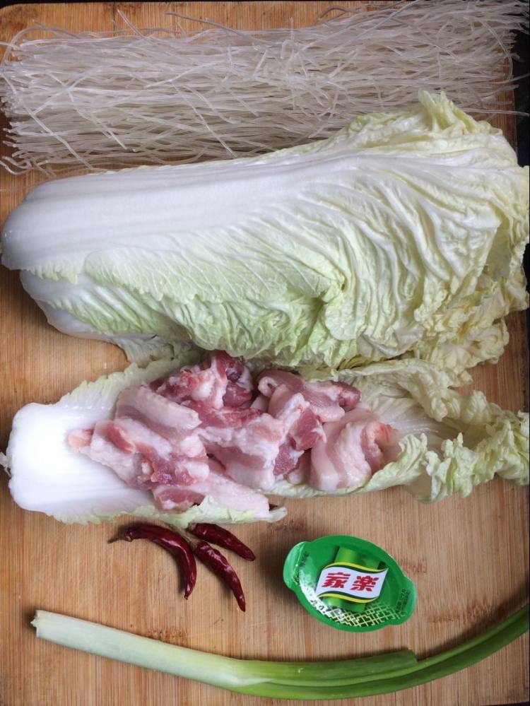 猪肉白菜炖粉条步骤1