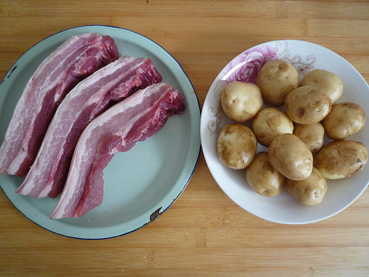 小土豆烧肉步骤1